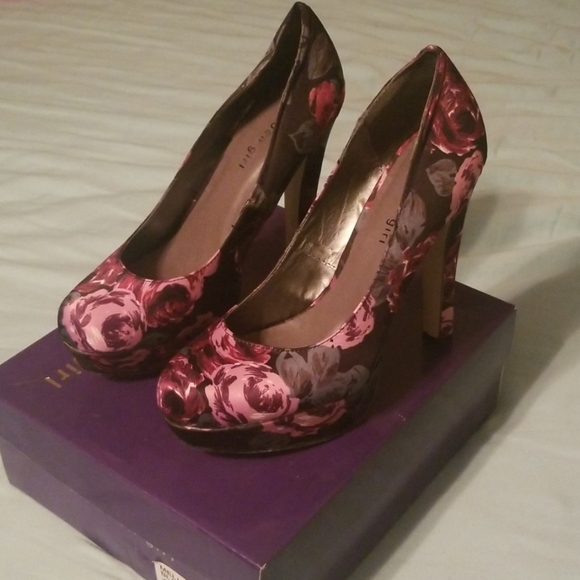 Heels - Picture 2 of 5